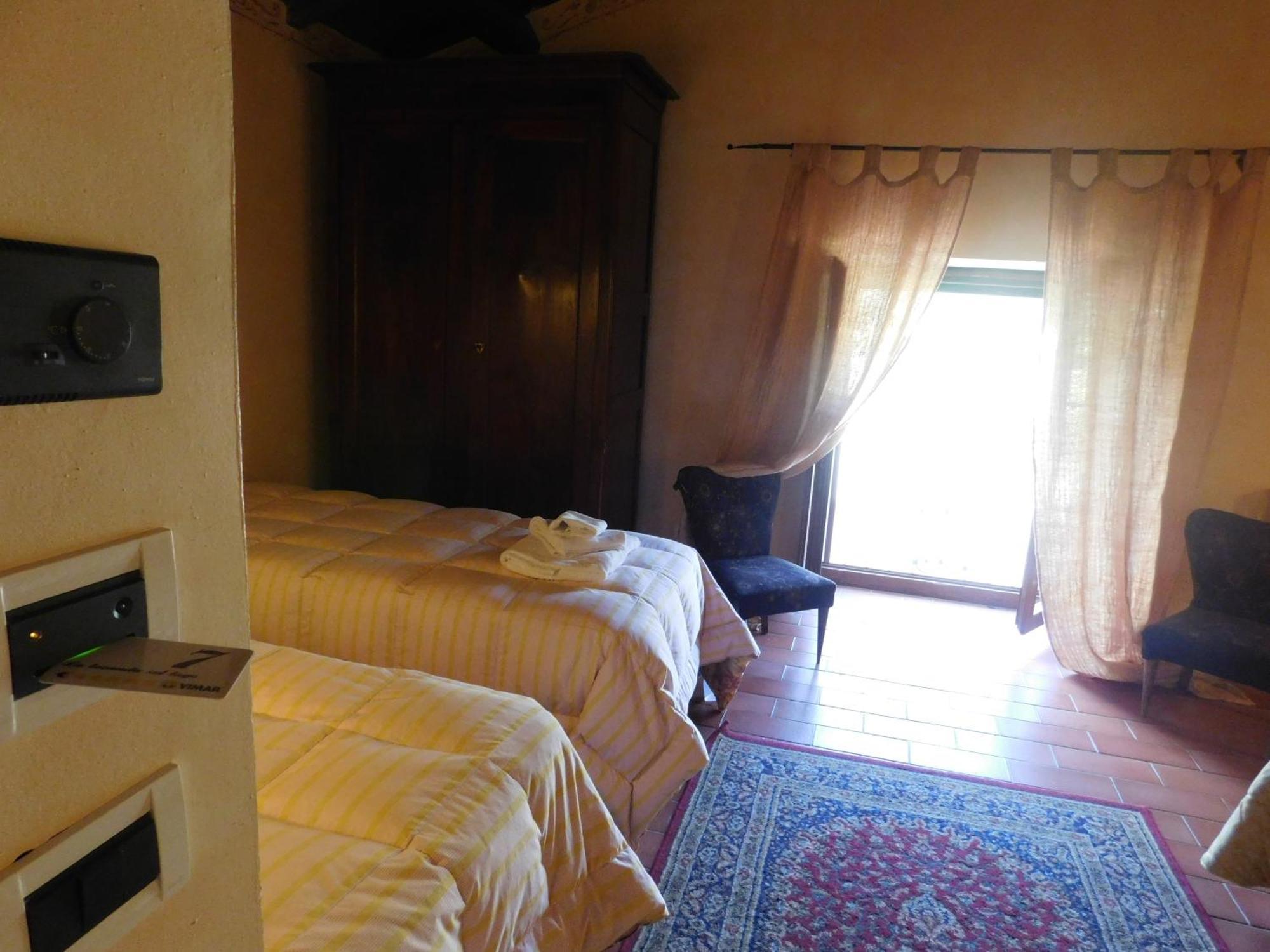 Locanda Sul Lago ซานโตสเตฟาโน ดิ เซสซานีโอ ห้อง รูปภาพ