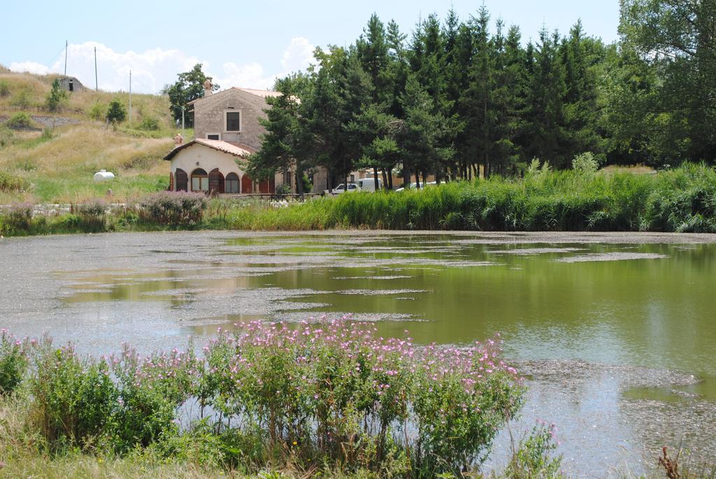 Locanda Sul Lago ซานโตสเตฟาโน ดิ เซสซานีโอ ภายนอก รูปภาพ